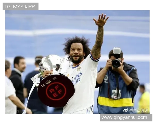 巴西足球明星宣布退役传奇生涯落幕引发球迷感慨