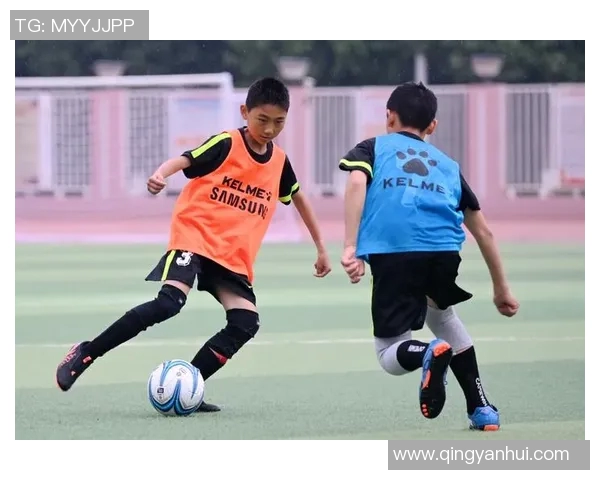 足球明星亲自指导小孩训练技巧视频分享让孩子们爱上足球的秘诀